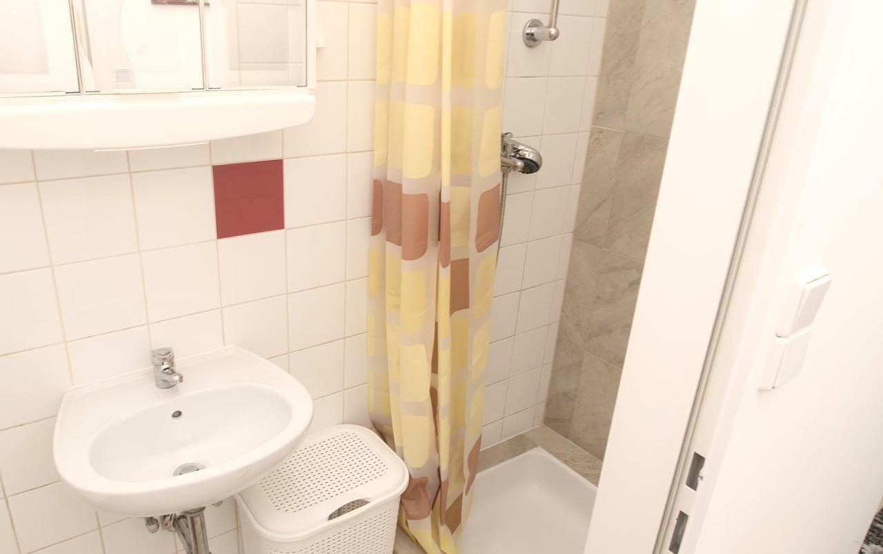 Spongebob Apartment Виена Екстериор снимка